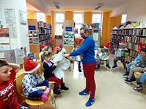 Pani Gosia rozdaje gazety - będziemy robić śnieżki