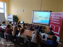 Uczestnicy pokazu filmowego w Bobolicach podczas projekcji.