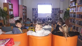 Uczestnicy pokazu filmowego w Wyszewie podczas projekcji.