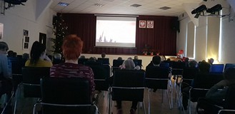 Uczestnicy pokazu filmowego w Świeszynie podczas projekcji.