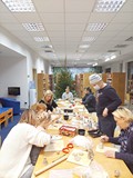Uczestnicy warsztatów ceramicznych w Sianowie tworzą bałwanki.