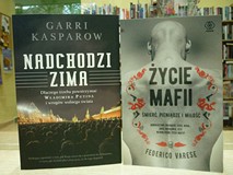 na zdjęciu książki, od lewej strony Garri Kasparow 