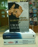na zdjęciu książki ułożone na stos, od dołu Peter Hoeg 