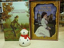 na zdjęciu książki, od lewej strony Antonina Kozłowska 