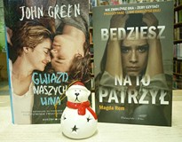 na zdjęciu książki, od lewej strony John Green 