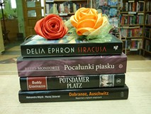 na zdjęciu książki ułożone na stos, od dołu Aleksandra Wójcik 
