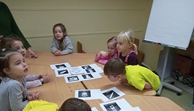 Dzieci podczas zabawy w skojarzenia