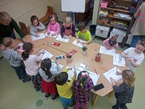 Dzieci podczas zajęć wykonują prace plastyczne