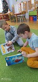 Chłopcy przegladają książki