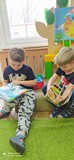 Chłopcy przegladają książki