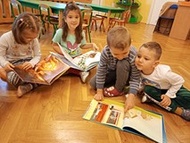 Dzieci przegladają książki