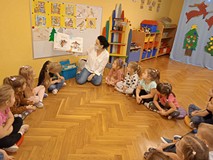 Bibliotekarka czyta dzieciom książkę.
