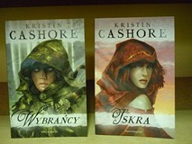 na zdjęciu książki Kristin Cashore od lewej 