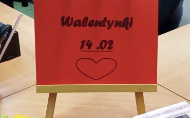 Czerwona karta z czarnym napisem WALENTYNKI 14.02.