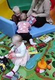 Dzieci podczas zabawy w kąciku malucha.