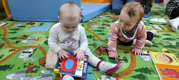 Dziewczynki podczas zabawy.