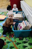 Dzieci sięgające po książki.