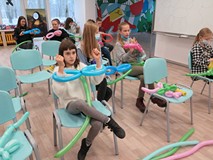 Uczestnicy z zapałem tworzą balonowe formy.