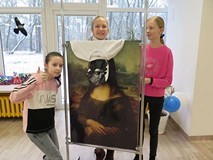 Uczestniczki zajęć pozują z koszulkami i Mona Lisą.