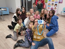 Fotoreporterka Magda strzela selfie z dziećmi.