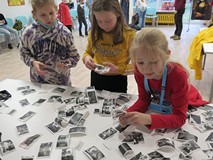 Uczestniczki zajęć fotograficznych oglądają zrobione przez siebie zdjęcia.