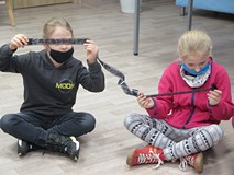 Dzieci poznają tajniki fotografii.