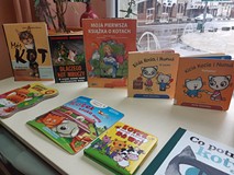 Wystawa książek i poradników do wypożyczenia o kotach