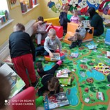 Dzieci przegladają książki.
