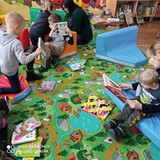 Dzieci przegladają książki.