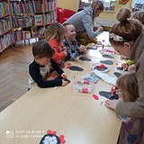 Przedszkolaki przy wykonywaniu pracy plastycznej - pingwinka.