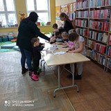 Przedszkolaki przy wykonywaniu pracy plastycznej - pingwinka.