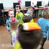 Dzieci spacerują z woreczkami na głowie.