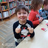 Chłopiec prezentuję wykonanego pingwina.