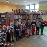 Dzieci prezentja wykonane prace.