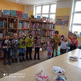 Dzieci prezentja wykonane prace.