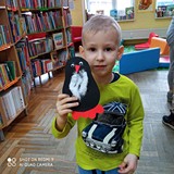 Chłopiec prezentuję pingwinka.