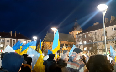 Fotografia przedstawia wiec poparcia dla społeczności ukraińskiej w Rynku w Koszalinie