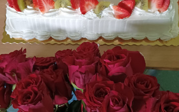 na zdjęciu tort i róże