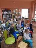 Na zdjęciu przedszkolaki z Przedszkola Edukoland podczas zajęć w bibliotece