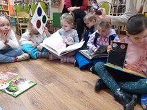 Przeglądanie książek przez dzieci w bibliotece