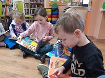 Przeglądanie książek przez dzieci w bibliotece