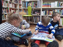 Przeglądanie książek przez dzieci w bibliotece