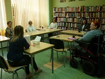 na zdjęciu uczestnicy spotkania rozmawiają o książce