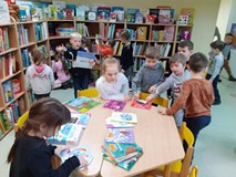 Dzieci wybierają swoje ulubione książeczki.