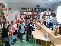 Dzieci poznają miejsce pracy bibliotekarza.