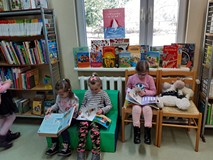 Dziewczynki przeglądają ksiązki.