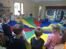 Dzieci trzymają chustę animacyjną.