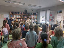 Bibliotekarka zapoznaje dzieci z zasadami panującymi w bibliotece.