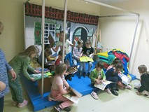 Dzieci przeglądają książeczki.