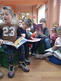 Dzieci oglądają książki